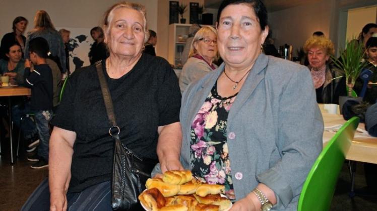 Sind seit Anfang des Café- Projektes mit vollem Einsatz dabei: Wollepark- Bewohnerinnen Marin Uyak (links) und Meciae Aygün.