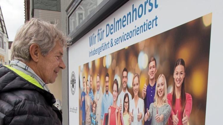 Die Belebung der Innenstadt ist Bürgern ein wichtiges Thema. Unser Bild zeigt Gerhard Skusa vor dem Plakat „Wir für Delmenhorst“. 