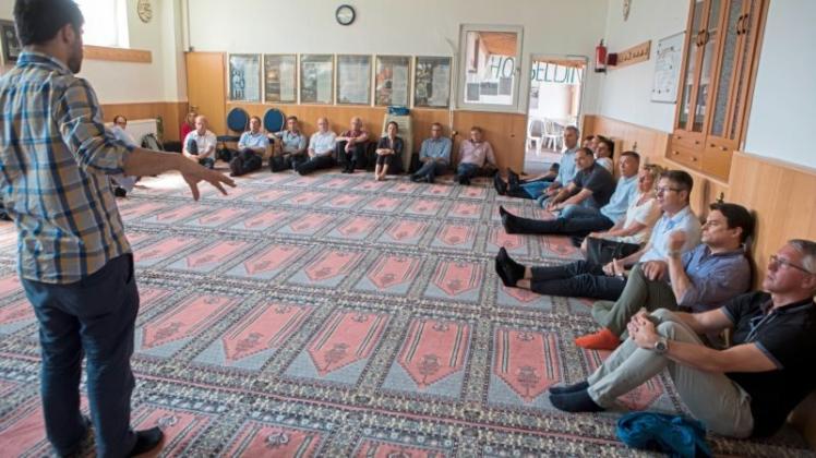 In der Ayasofya-Moschee erzählte Gemeindemitglied Hakan Kurt den anwesenden Polizeiführungskräften vom Alltag der Muslime. 