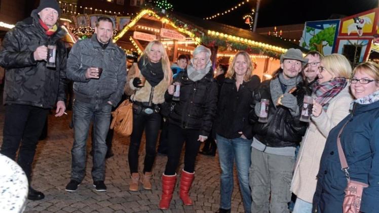 Der Delmenhorster Weihnachtsmarkt ist stets ein beliebter Treffpunkt in der dunklen Jahreszeit. An den langen Donnerstagen wird bis 21 Uhr auf dem Marktplatz gefeiert. Archivfoto: Rolf Tobis
