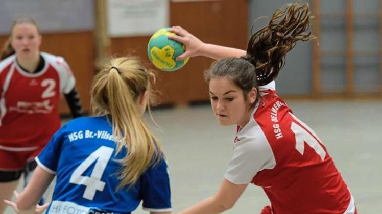 Die Gegnerin ausgeguckt? Anna-Lena Lampe von den B-Juniorinnen der HSG Delmenhorst machte gegen die HSG Bruchhausen-Vilsen (links Paula Kleinbrod) ein starkes Spiel und warf acht Tore. 