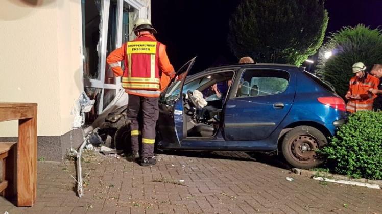 Bei einem Unfall in Emsbüren ist in der Nacht zu Montag ein Autofahrer verletzt worden. 