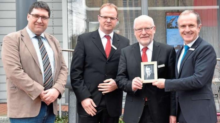 Zur Feier des Tages wurde extra das Bewerbungsfoto des ehemaligen Leiters aus den Archiven geholt. Im Bild: Bernd Gieshoidt, Andre Wilken, Fritz Mithöfer, Frank Finkmann (von links). 