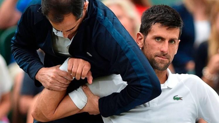 Novak Djokovic hat sich am rechten Ellenbogen verletzt. 