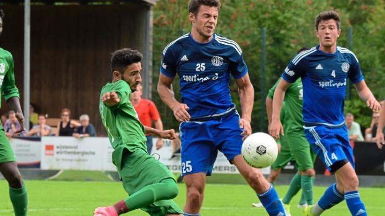 Lieferten sich ein attraktives Pokalduell: Bassal Ibrahim (links) gewann mit dem TSV Ippener etwas überraschend bei Tom Ruppenthals FC Hude. Lieferten sich ein attraktives Pokalduell: Bassal Ibrahim (links) gewann mit dem TSV Ippener etwas überraschend bei Tom Ruppenthals FC Hude.