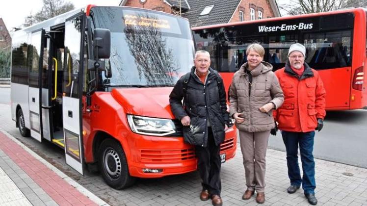 Sind stolz auf das Geleistete: (v.l.) Vor dem neuen Bürgerbus der Linie 222 stehen die Vorstandsmitglieder (v.l.) Rolf Kuhlmann, Hanna Otter-Sandstedt und Günter Prüß. 