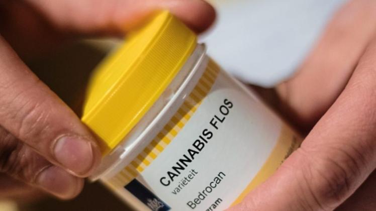 In Blütenform, als Tropfen oder Tabletten ist Cannabis auf Rezept verfügbar. 
