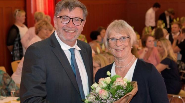 Mit Blumen verabschiedet Stephan Hagemann, Dezernent der Landesschulbehörde, Brigitte Frank in den wohlverdienten Ruhestand. 