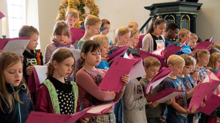 Das diesjährige Erntedankfest ist am Freitagmorgen mit viel Gesang in der herbstlich geschmückten St.-Laurentius-Kirche in Hasbergen eingeläutet worden. Das diesjährige Erntedankfest ist am Freitagmorgen mit viel Gesang in der herbstlich geschmückten St.-Laurentius-Kirche in Hasbergen eingeläutet worden.