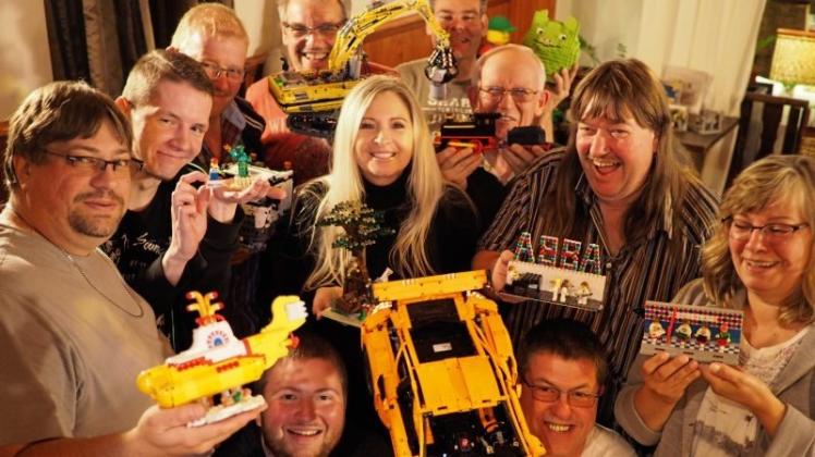 Mitglieder des Lego Stammtisches Delmenhorst zeigen ihre Lieblingsstücke. 