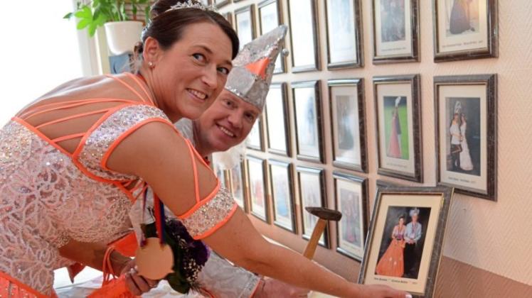 Prinz Christian I. und Prinzessin Anke III. haben sich Samstagmittag mit einem Foto in der Ahnengalerie des Ganderkeseer Faschings verewigt. 