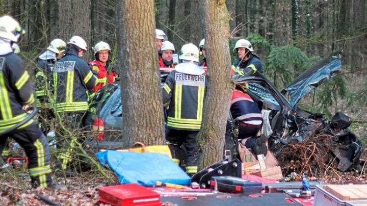 Mit schwerem Gerät befreite die Feuerwehr die schwer verletzte Frau in Dötlingen aus ihrem zerstörten Auto. 