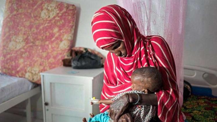 Eine Frau mit ihrer neun Monate alten Tochter im Krankenhaus in Garowe im Norden Somalias. Die 28-Jährige brachte das unterernährte Kind auf einer sieben Stunden langen Fahrt mit dem Lastwagen zur Behandlung. 