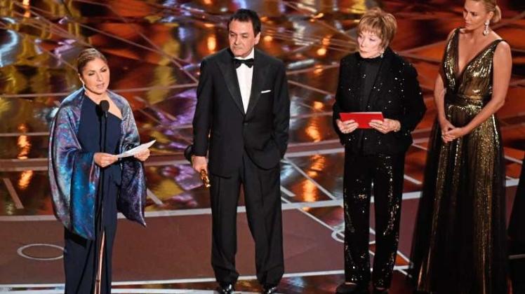 Asghar Farhadi verweigerte aus Protest gegen Donald Trump die Teilnahme an der Oscar-Nacht. Die iranische US-Ingenieurin verlas an seiner Stelle ein Statement, nachdem Farhadis „The Salesman“ mit dem Auslandsoscar prämiert worden war. Ebenfalls im Bild: die Presenter Charlize Theron und Shirley MacLaine 