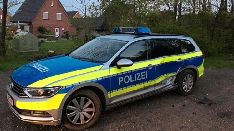 Ein 24-jähriger volltrunkener Autofahrer hat am frühen Montagmorgen mit seinem Fahrzeug diesen Streifenwqgen der Delmenhorster Polizei gerammt. 