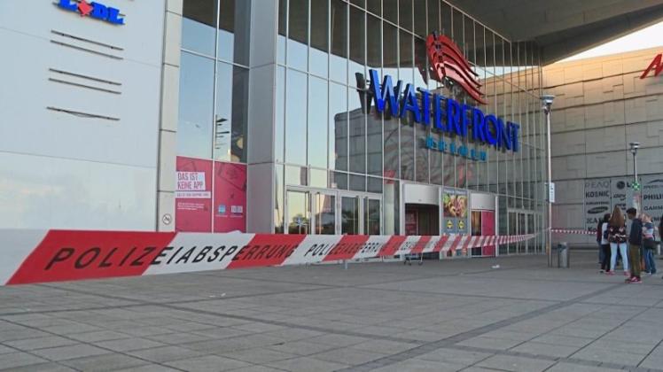 Nach einer Messerstecherei ist am Samstagabend gegen 19.40 Uhr das Einkaufszentrum Waterfront in Bremen geräumt worden. Im Internet verbreiteten sich Gerüchte über einen Amoklauf. 