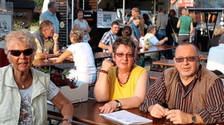 Der Marktplatz als Ort der Begegnung: Buden, Stände und ein Imbisswagen, der sogenannte „Food Truck“, bieten Besuchern am Sonntag zahlreiche Gaumenfreuden an. Archivfoto: Uta Grundmann-Abony Der Marktplatz als Ort der Begegnung: Buden, Stände und ein Imbisswagen, der sogenannte „Food Truck“, bieten Besuchern am Sonntag zahlreiche Gaumenfreuden an. Archivfoto: Uta Grundmann-Abony