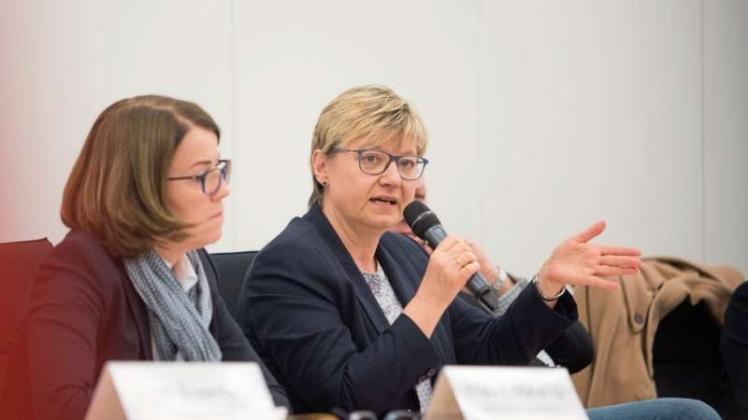 Kultusministerin Frauke Heiligenstadt setzte sich mit den Fragen von Eltern und Lehrkräften zum Thema Inklusion auseinander. 