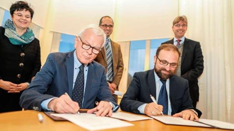 Die Kooperationsvereinbarung zwischen der Journalistischen Nachwuchsförderung der Konrad-Adenauer-Stiftung und dem muslimischen Avicenna-Studienwerks wurde jetzt von Hans-Gert Pöttering (Vorsitzender der KAS) und Bülent Ucar (Vorsitzender Avicenna-Netzwerk) unterzeichnet. 