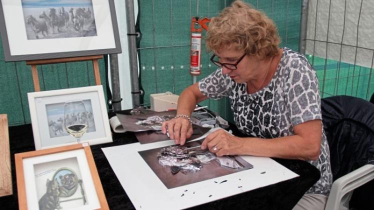 Elly Heck, Hobbykünstlerin aus den Niederlanden, demonstrierte während des Kunstmarktes die Entstehung ihrer 3D-Bilder durch das schichtweise Aufkleben von hauchdünnen Einzelteilen. 
