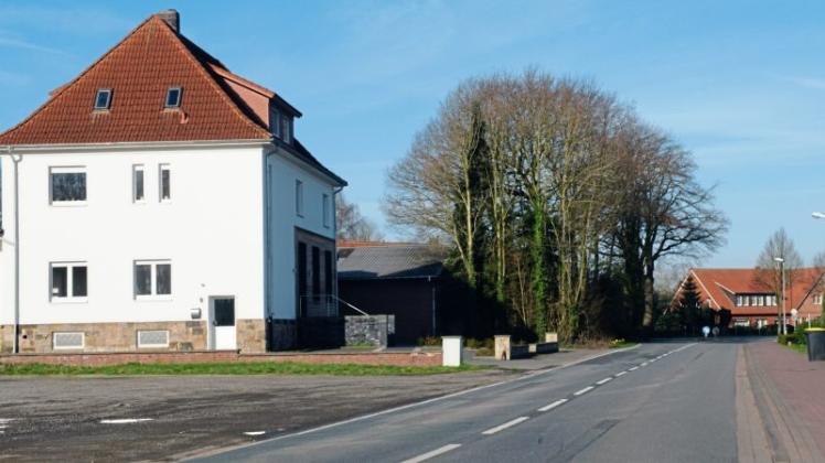 In Höhe der alten Molkerei an der Neuenkirchener Straße in Voltlage (links im Bild) wird an beiden Straßenseiten zunächst eine provisorische Bushaltestelle gebaut. 