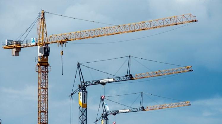 Hoch und Höher: So wie die Baukräne in die Höhe schießen, kennen auch die Baunebenkosten nur ein Ziel - nach oben. Symbolfoto: Jens Büttner/dpa-Zentralbild Hoch und Höher: So wie die Baukräne in die Höhe schießen, kennen auch die Baunebenkosten nur ein Ziel - nach oben. Symbolfoto: Jens Büttner/dpa-Zentralbild