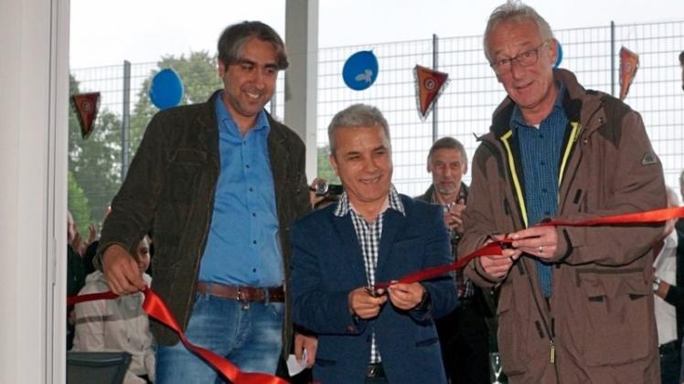 Offizielle Eröffnung: Oberbürgermeister Axel Jahnz (rechts), der Vereinsvorsitzende Cengiz Caki (Mitte) und das Vorstandsmitglied Deniz Bastürk weihten das neue Kabinengebäude des SV Baris an der Lerchenstraße ein. 
