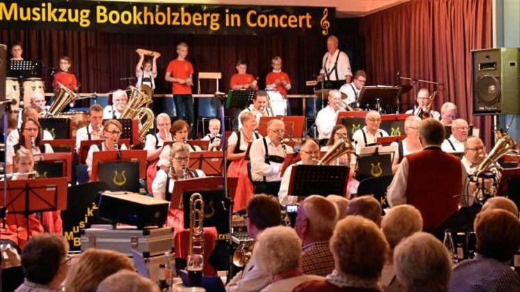 Beim bayrischen Abend in der Aula der Oberschule wurde bei „La Bamba“ die Percussion-Gruppe des Musik- und Spielmannszugs Bookholzberg von fünf Nachwuchsmitspielern unterstützt. 