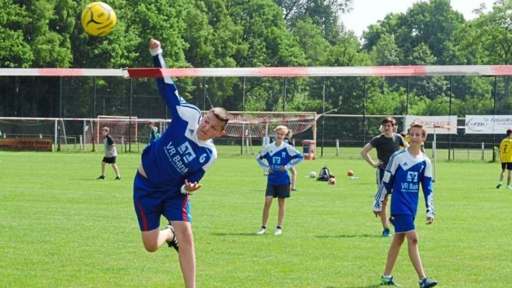 Auf der Anlage des TuS Heidkrug haben 41 Teams aus 16 Schulen – hier ein Ahlhorner –  ihre Faustball-Landesmeister ermittelt. 