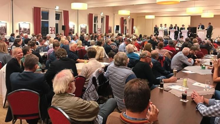 Rund 200 Zuhörer sind zur Podiumsdiskussion mit den Kandidaten für die Bundestagswahl in das Hotel Hilling am Papenburger Obenende gekommen. Rund 200 Zuhörer sind zur Podiumsdiskussion mit den Kandidaten für die Bundestagswahl in das Hotel Hilling am Papenburger Obenende gekommen.