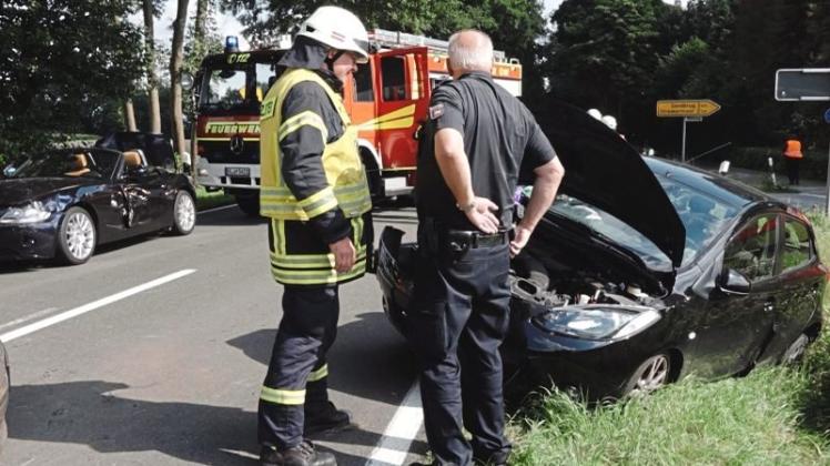 Auf der Hatter Landstraße hat sich am Freitagnachmittag ein schwerer Verkehrsunfall mit mehreren Verletzten ereignet. 