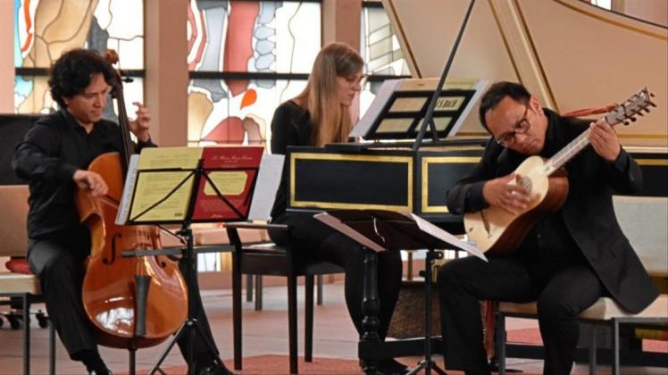 Drei Mitglieder des Ensembles Los Temperamentos spielten beim Sommerkonzert in der Delmenhorster Stadtkirche. 