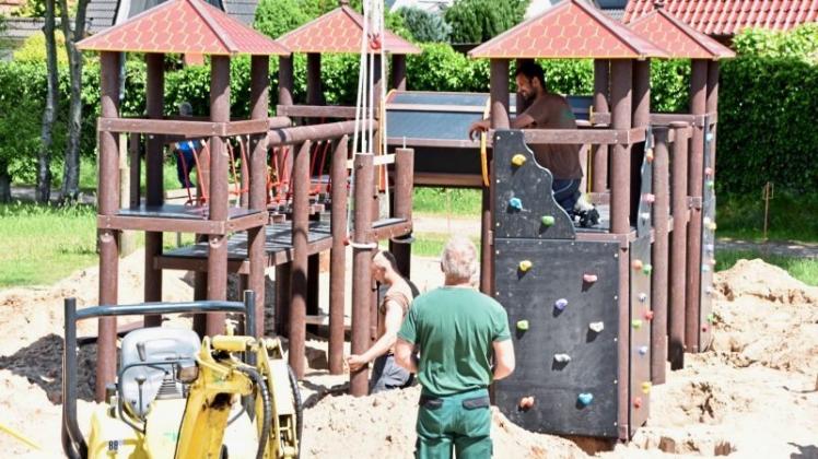 Vor rund einem Monat waren die Arbeiten zur Umgestaltung des Spielplatzes am Heider Ring im Ortsteil Heide noch in vollem Gange. 
