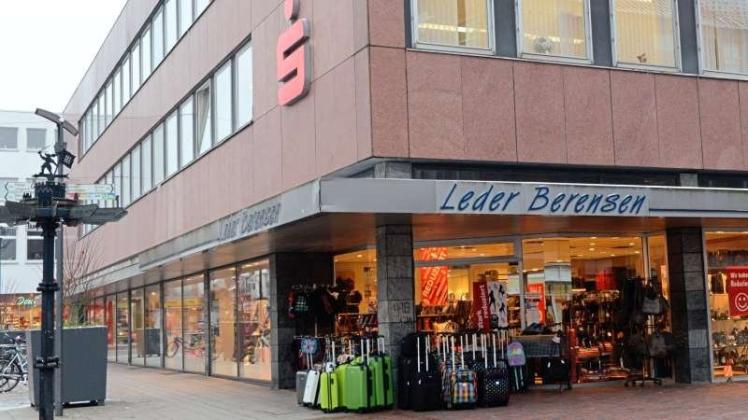 Vom Marktplatz ins Lookentor zieht das Lederwarengeschäft Berensen. 