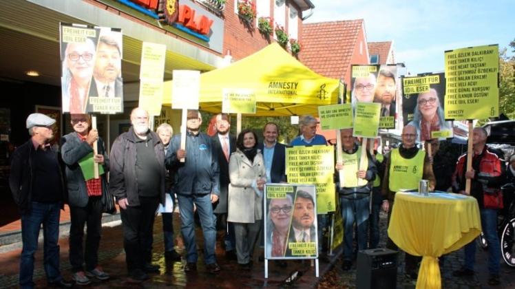 Am AI-Stand auf dem Papenburger Wochenmarkt versammelten sich parteiübergreifend Politiker zu einer Solidaritätsaktion. 