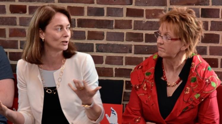 Im Austausch: SPD-Generalsekretärin Katarina barley und die hiesige SPD-Bundestagsabgeordnete Susanne Mittag in der Markthalle. 