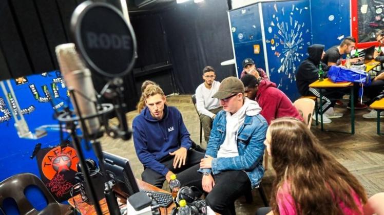 Probe im selbstgebauten Studio: Felix van Beuse arbeitet mit Leon Wenker (17) an einem Raplied. 