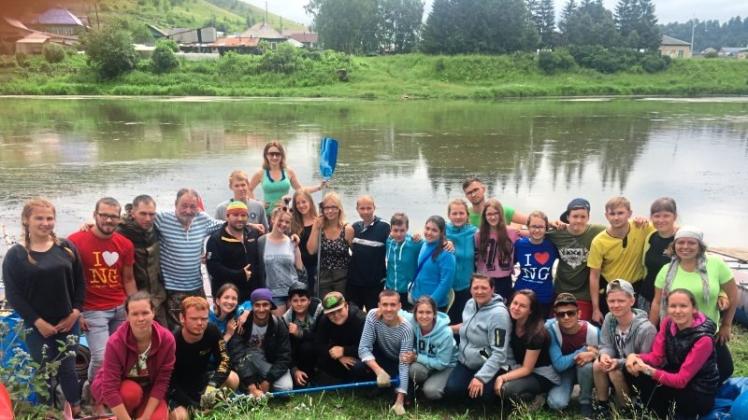 Die Flussfahrer des Zirkus der Kulturen auf dem Uralfluss Ai. 