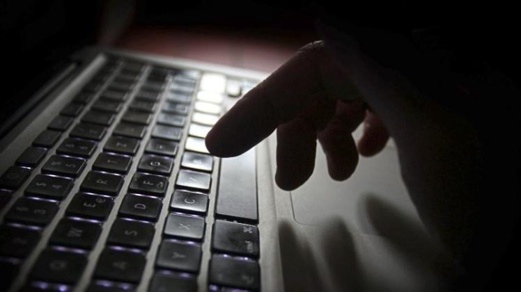 Um den Cyberkriminellen auf die Finger zu klopfen, müssen die vielen Fälle endlich angezeigt werden. 