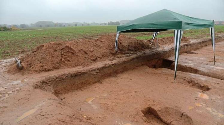 Eine Ausgrabungstelle des entdeckten Römerlagers ist auf einem Feld in Wilkenburg bei Hannover zu sehen. Archäologen und Denkmalschützer sehen das 2015 entdeckte römische Marschlager in Gefahr. 
