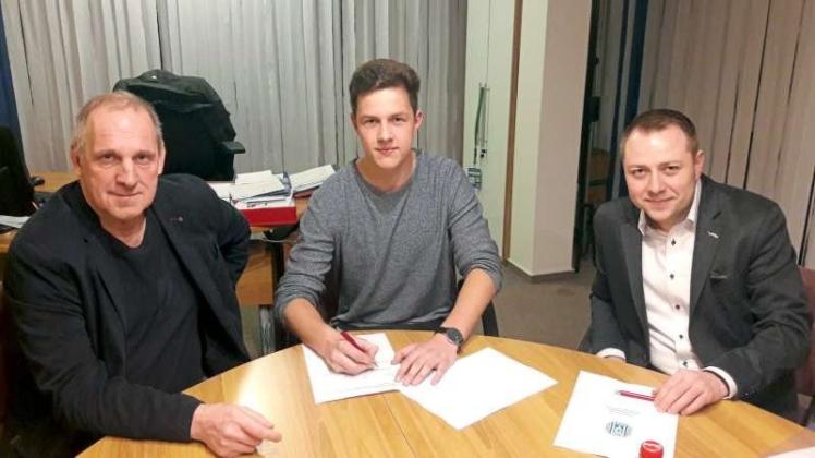 Einen Vertrag hat Fabian Cordes (M.) beim SV Meppen im Beisein von Sportvorstand Heiner Beckmann (l.) und Finanzvorstand Stefan Gette unterzeichnet. 