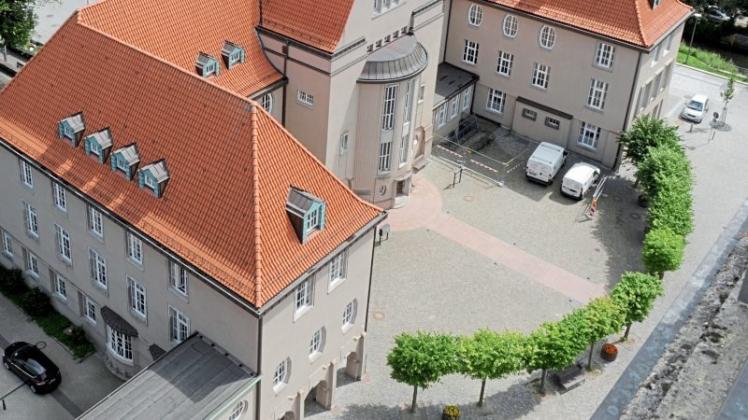 Der Bismarckplatz am Rathaus in Delmenhorst steht ab Montag, 24. April, als Parkfläche zur Verfügung. 