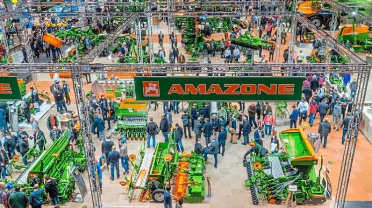 Grün-orange, so weit das Auge reicht: Auf der Landwirtschaftsmesse Agritechnica in Hannover stellen die Amazonen-Werke mehr als 60 Maschinen und Verfahrensmodelle aus. 