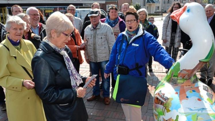 Im letzten Jahr stelle Gästeführerin Annette Dick (rechts) den Neubürgern vor dem Rathaus die Geschichte des Ganderkeseer Wappenvogels vor. Archivfoto: Thorsten Konkel