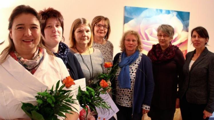 Neue Hospizbegleiterinnen: Bianca Franken (v. li.), Nicole Krömer und Anja Menninga (nicht im Bild: Petra Löwe) mit Ursula Prüllage, Martina Meinken und Karin Stelljes (Vorstand Hospizdienst) sowie Adriana Theesen von der VHS. Neue Hospizbegleiterinnen: Bianca Franken (v. li.), Nicole Krömer und Anja Menninga (nicht im Bild: Petra Löwe) mit Ursula Prüllage, Martina Meinken und Karin Stelljes (Vorstand Hospizdienst) sowie Adriana Theesen von der VHS.