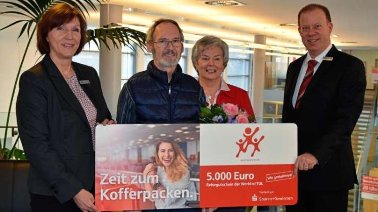 Einen Reisegutschein im Wert von 5000 Euro überreichten Sabine Hamschmidt (links) und Klaus Döring (rechts) von der LzO an den Gewinner Dr. Reinhard Wachter und seine Frau Susanna. 