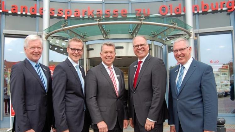 Sie informierten in Wildeshausen über die Geschäftsentwicklung der LzO bis zur Jahresmitte 2017: von links Gerd Behrens (Firmenkunden Wildeshauser Geest/Wesermarsch), Jörg Niemann (Privatkunden Wildeshauser Geest/Delmenhorst), Vorstandsmitglied Olaf Hemker (Firmenkunden), stellvertretender Vorstandsvorsitzender Michael Thanheiser und Heinz Barlage (Firmenkunden Delmenhorst). Sie informierten in Wildeshausen über die Geschäftsentwicklung der LzO bis zur Jahresmitte 2017: von links Gerd Behrens (Firmenkunden Wildeshauser Geest/Wesermarsch), Jörg Niemann (Privatkunden Wildeshauser Geest/Delmenhorst), Vorstandsmitglied Olaf Hemker (Firmenkunden), stellvertretender Vorstandsvorsitzender Michael Thanheiser und Heinz Barlage (Firmenkunden Delmenhorst).