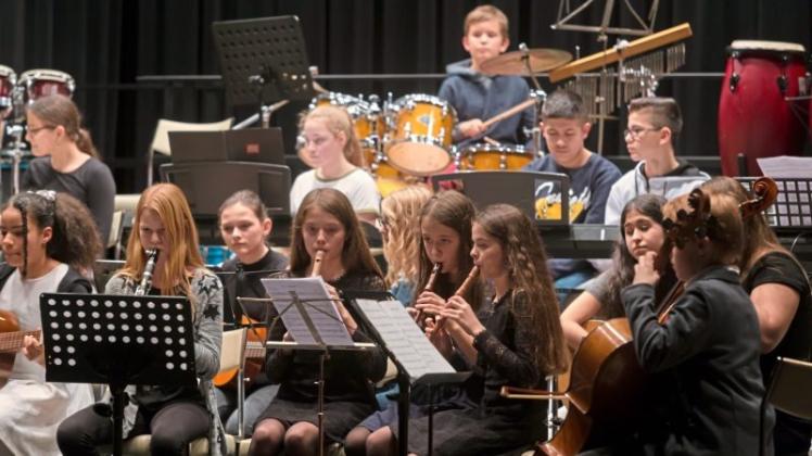 Die Musikprofilklassen des Max-Planck-Gymnasiums haben am Mittwochabend im Kleinen Haus ihr ganzes Können gezeigt. 
