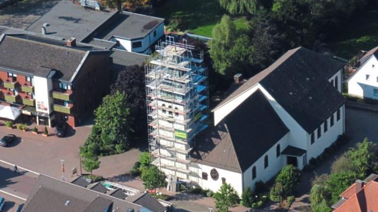 Die Arbeiten am Kirchturm St. Johann in Bohmte sind in die Endphase getreten. Derzeit bekommt der Kirchturm einen neuen Anstrich. 