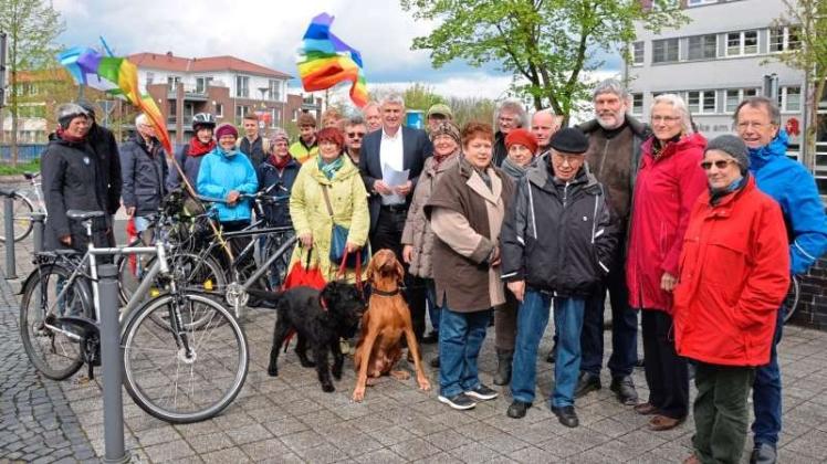 Herzlich begrüßt: Die Radfahrer der Osnabrücker Friedensinitiative werden in der Tuchmacherstadt von Bürgermeister Heiner Pahlmann empfangen. 